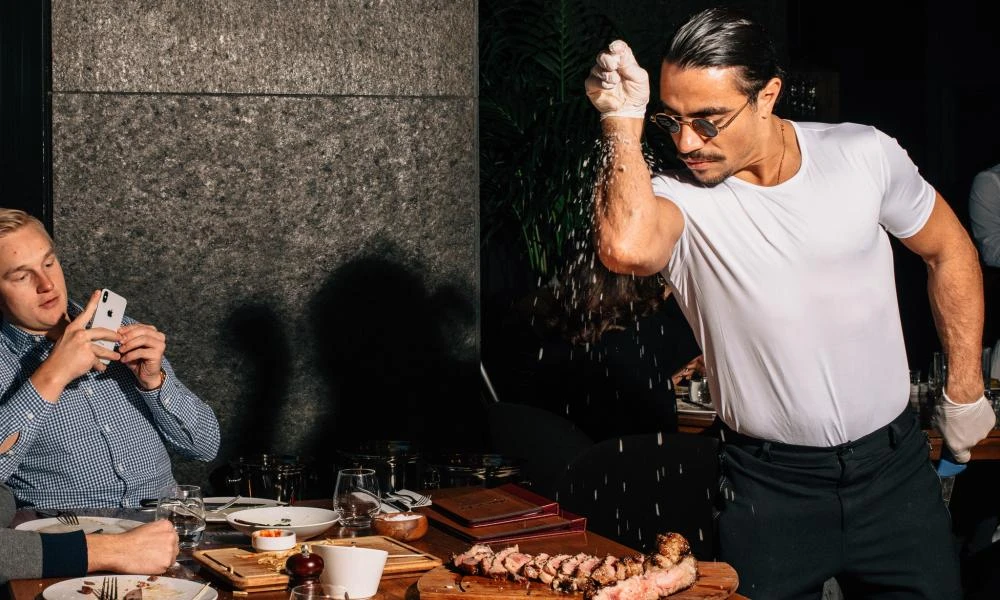 Salt Bae: Eπίδειξη δόξας και πλούτου από τον διάσημο Τούρκο σεφ - Oι τιμές ζαλίζουν και εξοργίζουν